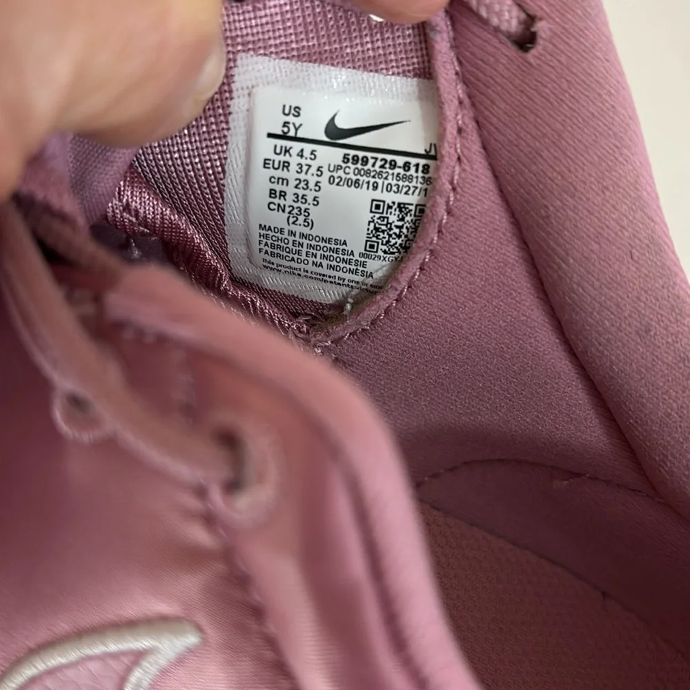 Nike Roshe One (gs) Big Kids Women’s Pink  Satin Shoes size 5Y 599729-618